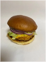 Brioche bun, kipburger, sla, rode ui en joppiesaus