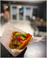 Groot Broodje, kipdöner, sla, rode ui, tomaat, komkommer en knoflooksaus