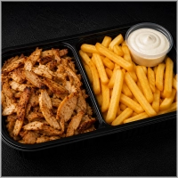 Friet, Kipdöner en knoflooksaus