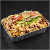 Friet, kipdöner, saus naar keuze, kaas, sla, rode ui, tomaat, komkommer, halal vlees en kaas