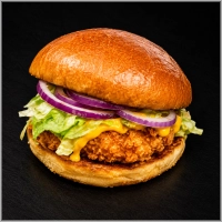 Brioche bun, kipburger, sla, rode ui en joppiesaus