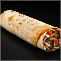 Durum tortilla, kalfsdoner, knoflooksaus, sla, rode ui, tomaat en komkommer