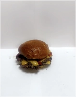Brioche bun, ketchup, mosterd, uienblokjes, minimaal 2x een patty, dubbel cheddar en augurk