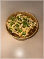 Friet, twee keer patty, twee keer cheddar, romige saus, pepersaus en bosui 