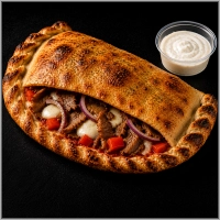  &nbsp;&nbsp;&nbsp;Tomatensaus, mozzarella, döner, rode ui, champignons, paprika en een bakje knoflooksaus
