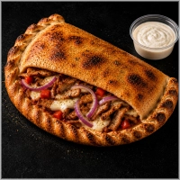 &nbsp;&nbsp;&nbsp;Tomatensaus, mozzarella, kipdöner, rode ui, champignons, paprika en een bakje knoflooksaus