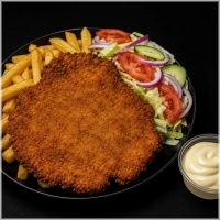 350 grams varkensschnitzel, friet, saus naar keuze en salade