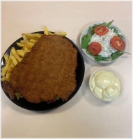 350 grams varkensschnitzel, friet, saus naar keuze en salade