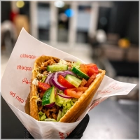 Groot Broodje, kipdöner, sla, rode ui, tomaat, komkommer en knoflooksaus