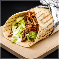 Dürüm tortilla, kipdoner, knoflooksaus, sla, rode ui, komkommer en tomaat