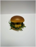 Brioche bun, Een keer patty 90 gram, Een keer Cheddar,Gekarameliseerde ui, Gemengde sla en onze geheime BBQ saus ( Foto is twee patty's )