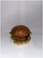 Brioche bun, kipburger, gemengde sla, BBQ saus en rode ui