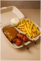 Portie friet, twee kipsaté stokjes samen 200 gram in satésaus met een bakje mayonaise