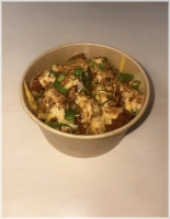 Friet, krokante kip, romige saus, kaassaus, bos ui en gebakken ui 