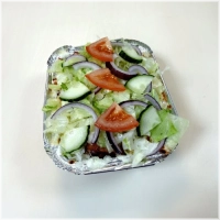 Friet, kipdöner, saus naar keuze, kaas, sla, rode ui, tomaat, komkommer, halal vlees en kaas