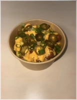 Friet, krokante kip, kaassaus, pittige saus, jalapenos en bosui 