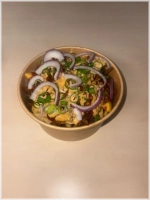 Friet, shoarma, romige saus, pittige saus, rode ui en bosui