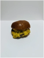 Brioche bun, minimaal 2x patty 90 gram, Een keer cheddar en onze geheime saus (Foto is twee patty's)