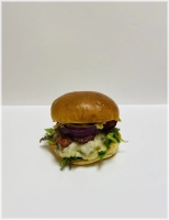 Brioche bun, Een keer patty 90 gram, Een keer mozzarella, Gemengde sla, Rode ui, Bacon en onze geheime saus ( Foto is twee patty's  )