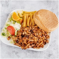 Kipdöner, friet, pitabroodje, rauwkost en knoflooksaus. Halal vlees