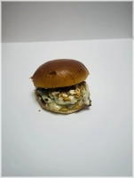 Brioche bun, Een keer patty 90 gram, Een keer mozzarella, Gebakken ui en onze truffelsaus  ( Foto is twee patty's)